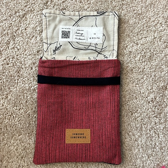 Delta Someone Somewhere Premium Select Bag - Picture 2 of 5